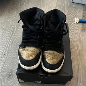 Jordan 1 Retro High OG (Black/Metallic Gold)